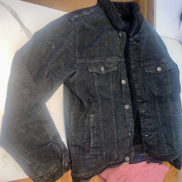 Black Denim Trucker Jacket with Black Sherpa Lining & Collar - Size M - Picture 3 of 3